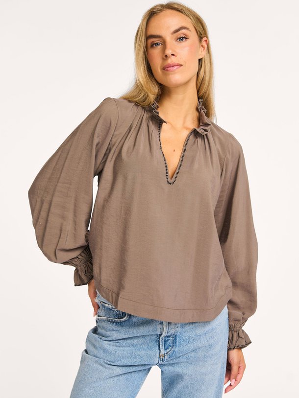 Ontdek de Ella viscosemix top van Alchemist in de kleur kaki bij Orangebag. Op werkdagen voor 21:45 besteld, morgen in huis.