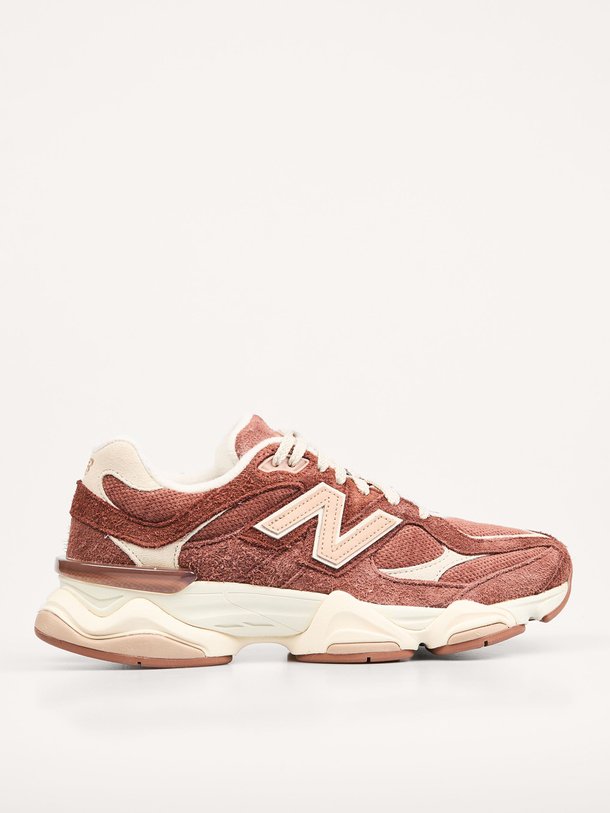 Ontdek de U9060 suède sneakers van New Balance in de kleur bruin bij Orangebag. Op werkdagen voor 21:45 besteld, morgen in huis.