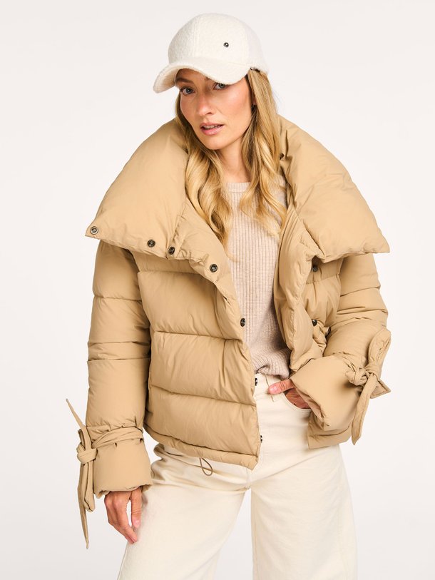 Ontdek de Megan geweven gewatteerde jas van Co'Couture in de kleur zand bij Orangebag. Op werkdagen voor 21:45 besteld, morgen in huis.