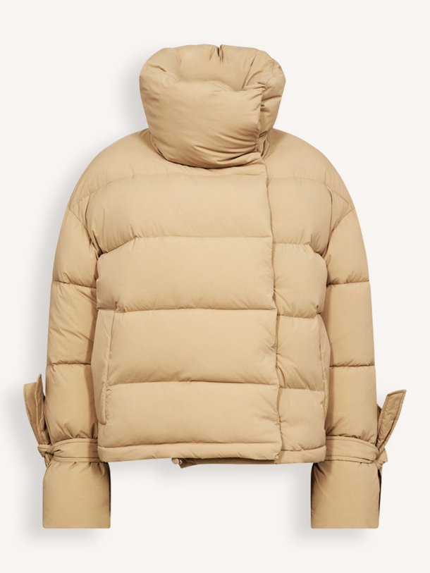 Ontdek de Megan geweven gewatteerde jas van Co'Couture in de kleur zand bij Orangebag. Op werkdagen voor 21:45 besteld, morgen in huis.