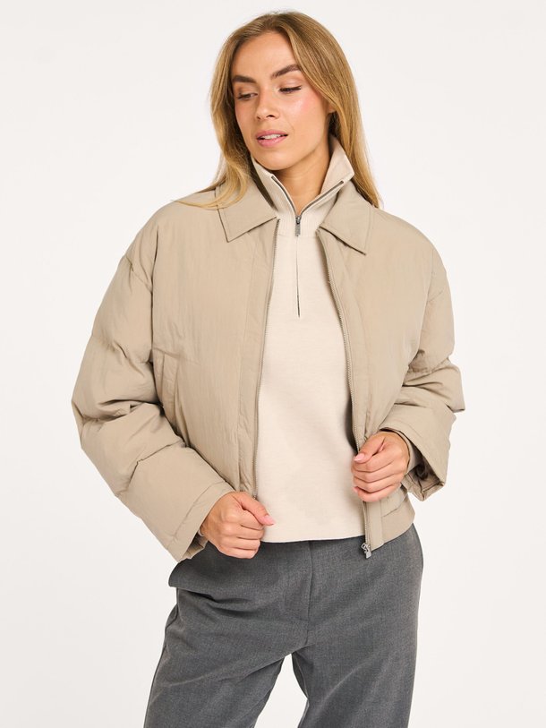 Ontdek de Lyocellmix gewatteerde jas van Yaya in de kleur zand bij Orangebag. Op werkdagen voor 21:45 besteld, morgen in huis.