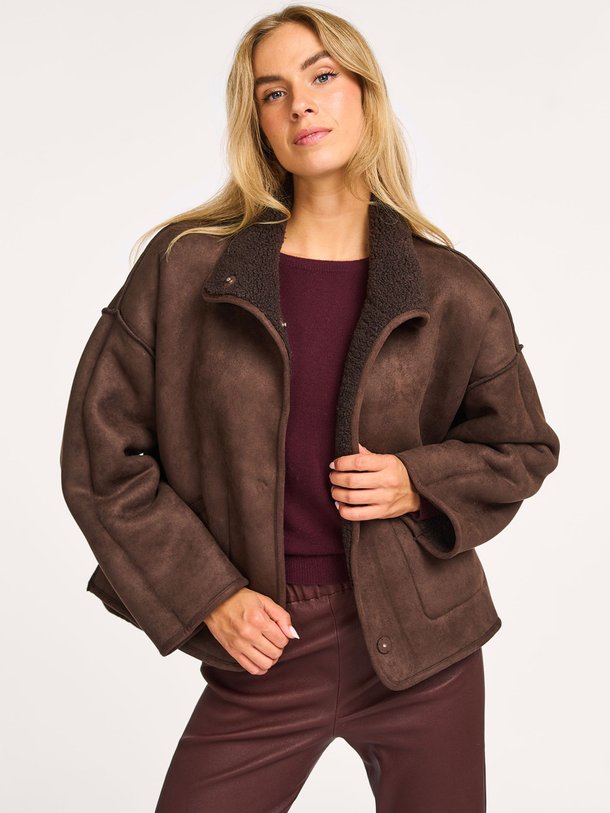 Ontdek de Jill geweven reversible jas van Knit-ted in de kleur donkerbruin bij Orangebag. Op werkdagen voor 21:45 besteld, morgen in huis.