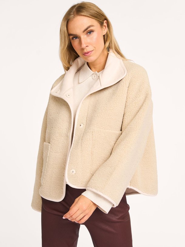 Ontdek de Jill geweven reversible jas van Knit-ted in de kleur crème bij Orangebag. Op werkdagen voor 21:45 besteld, morgen in huis.