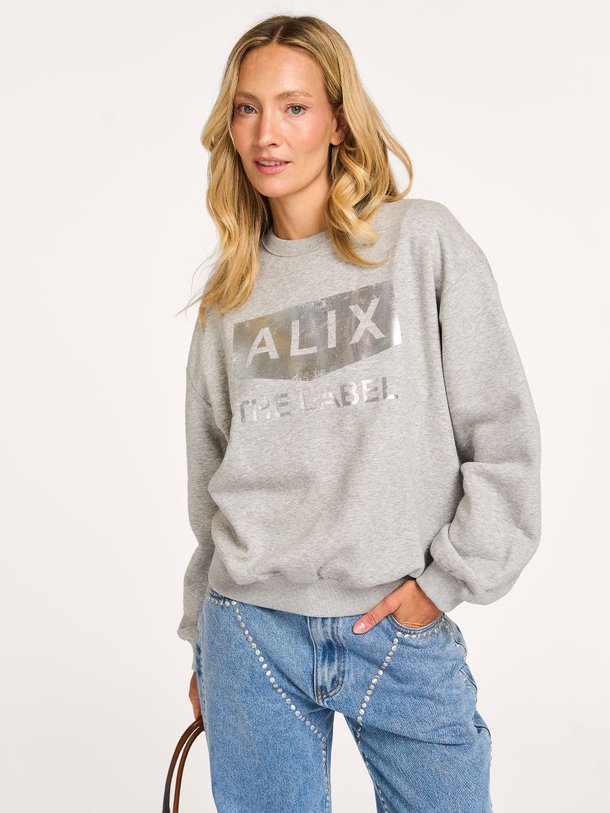 Ontdek de Katoenmix logo sweater van Alix The Label in de kleur grijs bij Orangebag. Op werkdagen voor 21:45 besteld, morgen in huis.