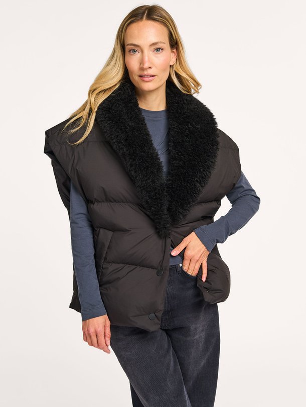 Ontdek de Koraly geweven gewatteerde bodywarmer van Iro in de kleur zwart bij Orangebag. Op werkdagen voor 21:45 besteld, morgen in huis.