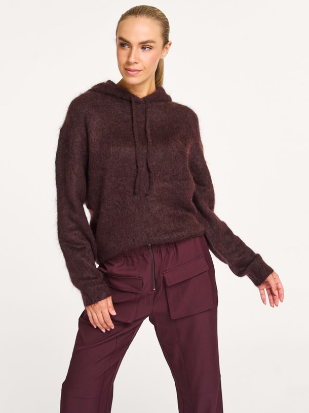 Ontdek de Anneleen mohairmix trui van Second Female in de kleur donkerbruin bij Orangebag. Op werkdagen voor 21:45 besteld, morgen in huis.