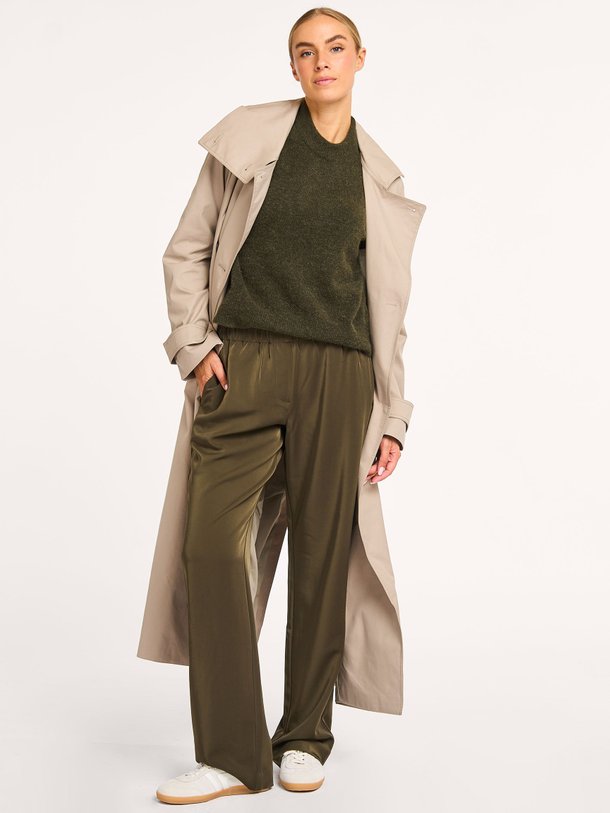 Ontdek de Sahayes katoenmix trenchcoat van Samsoe Samsoe in de kleur zand bij Orangebag. Op werkdagen voor 21:45 besteld, morgen in huis.