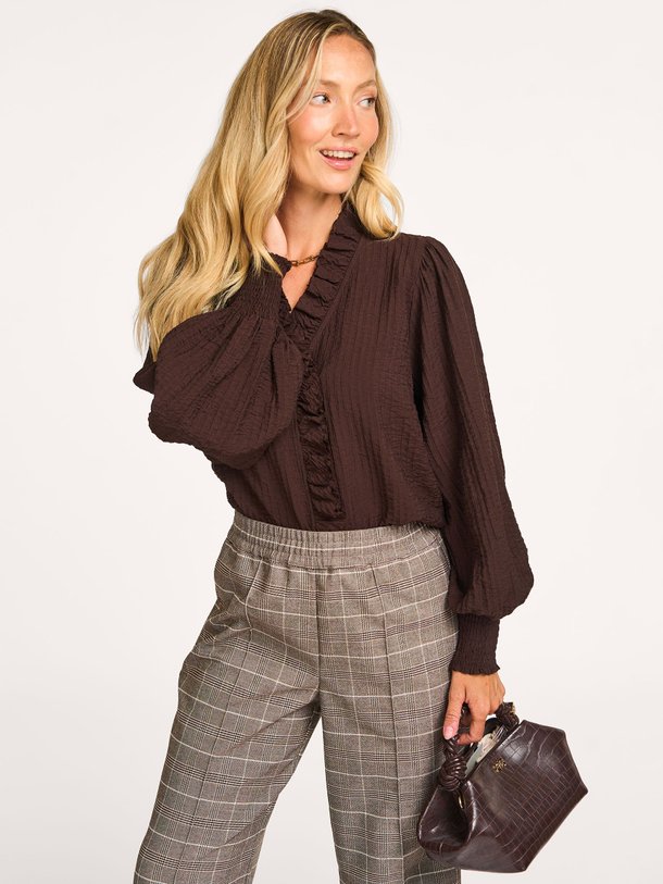 Ontdek de Shina viscosemix blouse van Co'Couture in de kleur donkerbruin bij Orangebag. Op werkdagen voor 21:45 besteld, morgen in huis.