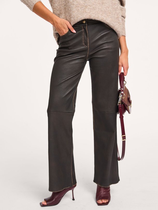 Ontdek de Renita lederen broek van Studio AR in de kleur donkerbruin bij Orangebag. Op werkdagen voor 21:45 besteld, morgen in huis.