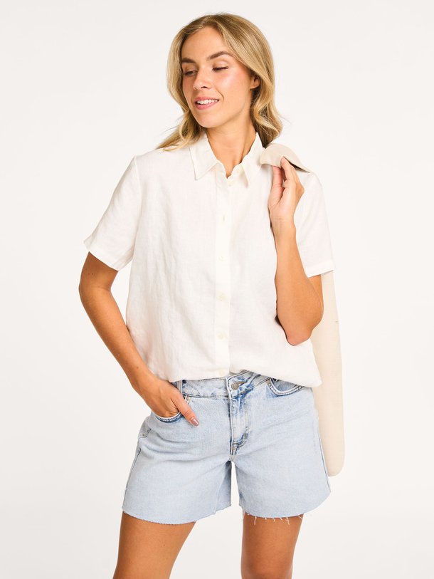 Ontdek de Mina linnen blouse van Samsoe Samsoe in de kleur wit bij Orangebag. Op werkdagen voor 21:45 besteld, morgen in huis.