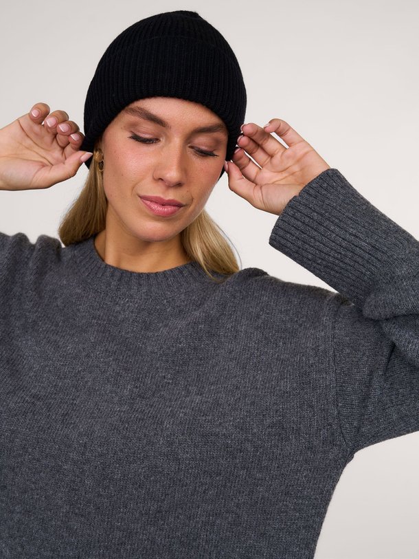 Ontdek de Merino wollen beanie van Colorful Standard in de kleur zwart bij Orangebag. Op werkdagen voor 21:45 besteld, morgen in huis.