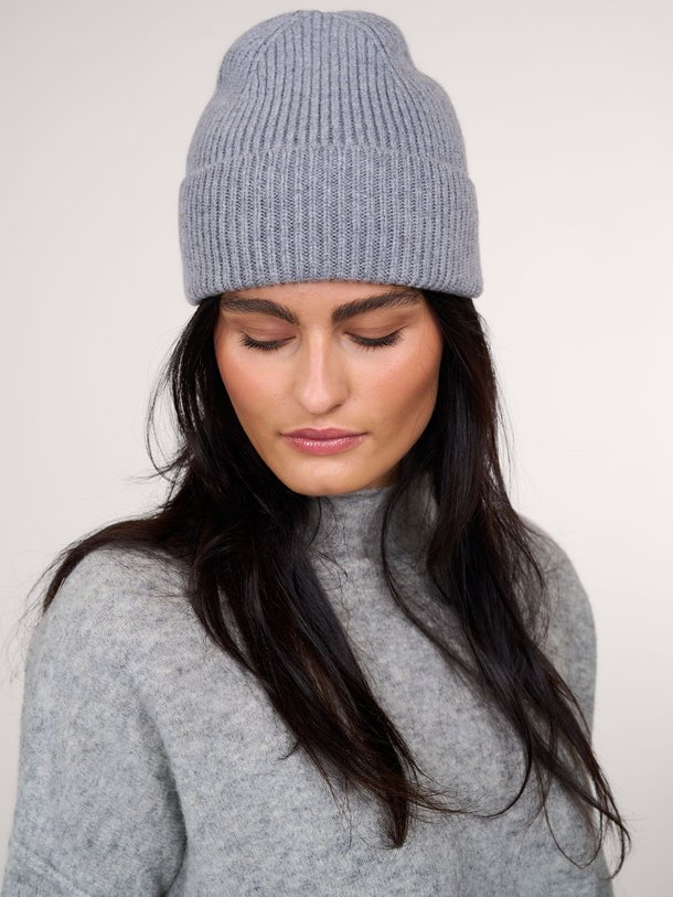 Ontdek de Merino wollen beanie van Colorful Standard in de kleur grijs bij Orangebag. Op werkdagen voor 21:45 besteld, morgen in huis.