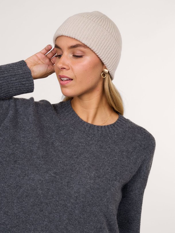 Ontdek de Merino wollen beanie van Colorful Standard in de kleur ecru bij Orangebag. Op werkdagen voor 21:45 besteld, morgen in huis.