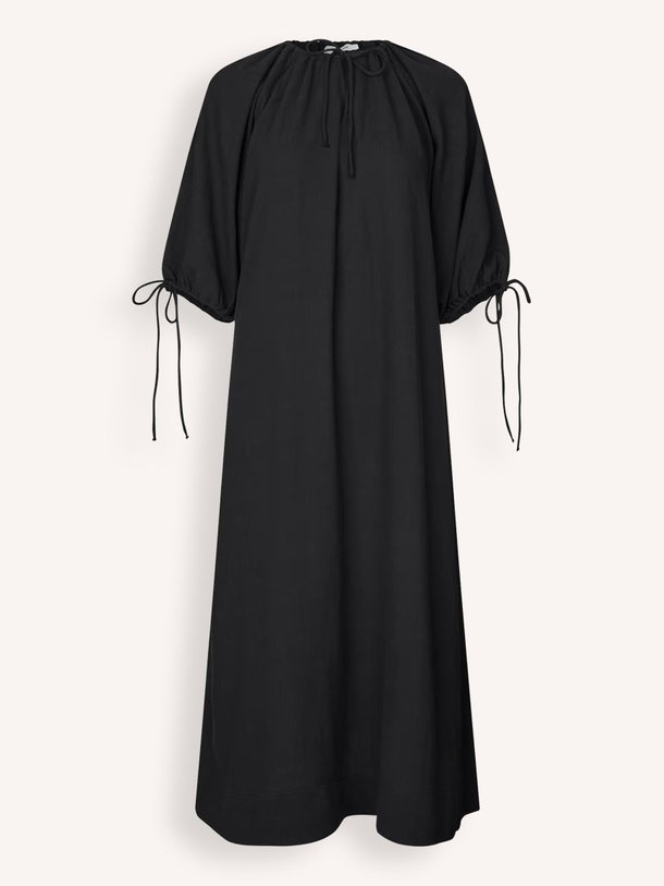 Ontdek de Salago organic cotton maxijurk van Samsoe Samsoe in de kleur zwart bij Orangebag. Op werkdagen voor 21:45 besteld, morgen in huis.