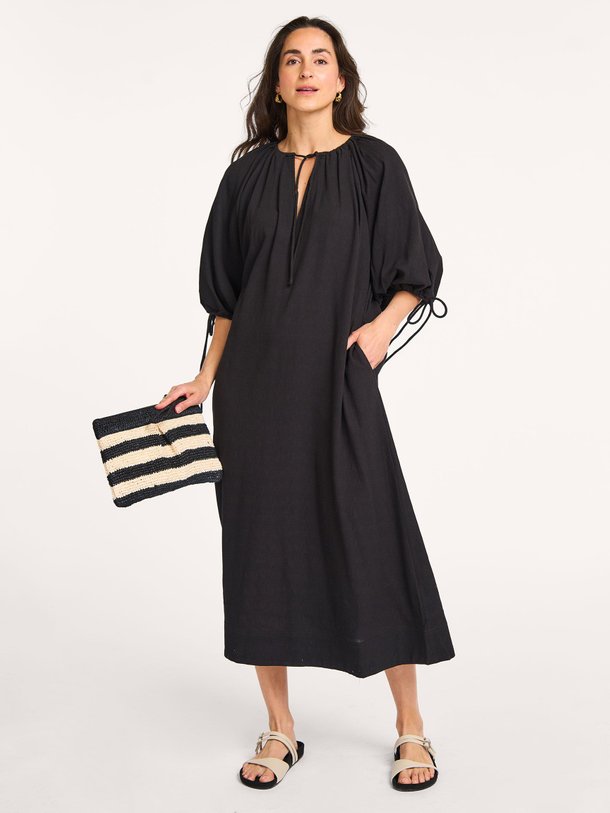 Ontdek de Salago organic cotton maxijurk van Samsoe Samsoe in de kleur zwart bij Orangebag. Op werkdagen voor 21:45 besteld, morgen in huis.