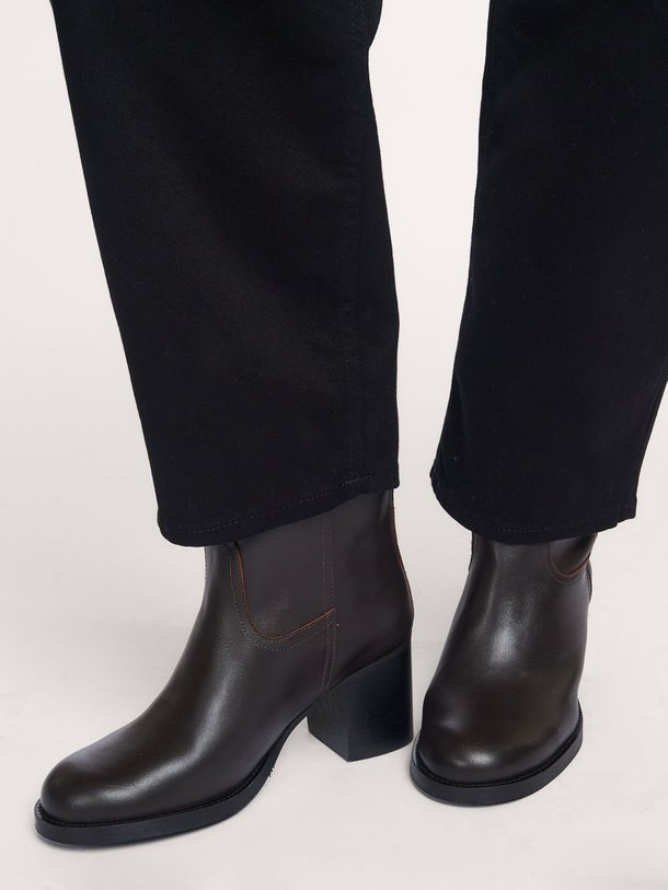 Ontdek de Corta lederen lage laarzen van Posa in de kleur donkerbruin bij Orangebag. Op werkdagen voor 21:45 besteld, morgen in huis.