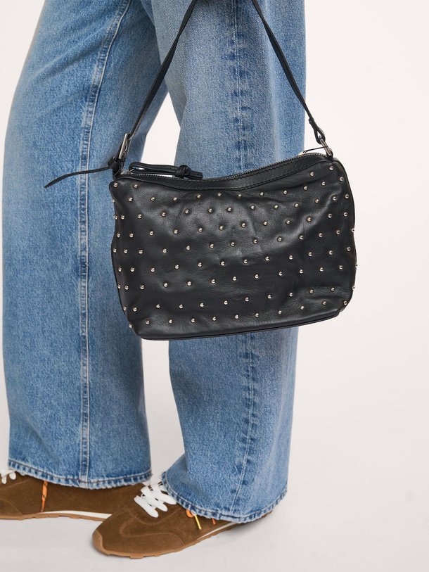 Ontdek de Nappa lederen schoudertas met studs van Becksondergaard in de kleur zwart bij Orangebag. Op werkdagen voor 21:45 besteld, morgen in huis.