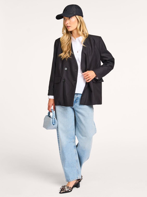 Ontdek de Maggie viscosemix blazer met gestreept dessin van Co'Couture in de kleur zwart bij Orangebag. Op werkdagen voor 21:45 besteld, morgen in huis.