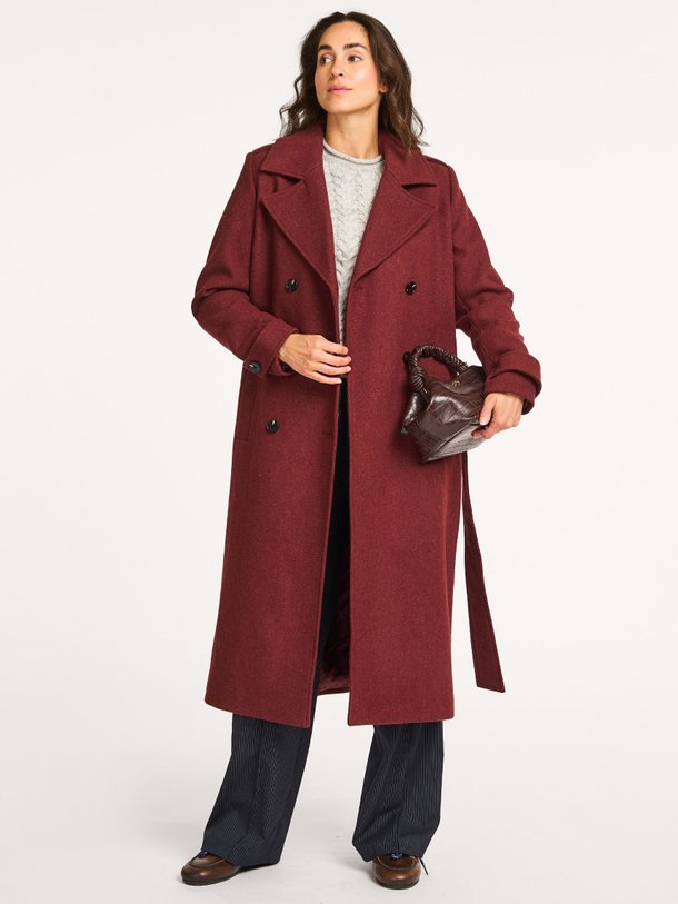 Ontdek de Shay wolmix mantel van Modstrom in de kleur bordeauxrood bij Orangebag. Op werkdagen voor 21:45 besteld, morgen in huis.