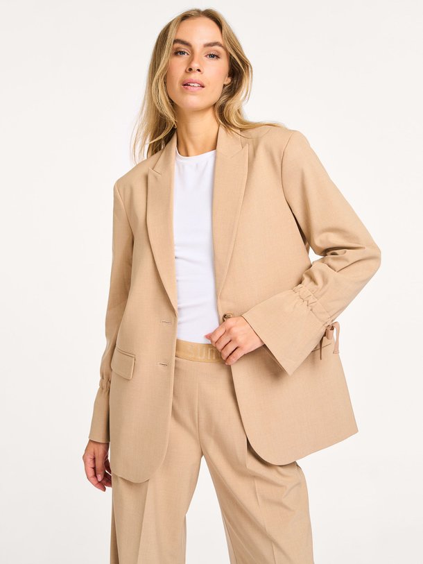 Ontdek de Viscosemix blazer van Summum in de kleur zand bij Orangebag. Op werkdagen voor 21:45 besteld, morgen in huis.