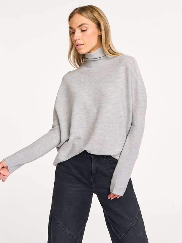 Ontdek de Liora wollen gemêleerde coltrui van Drykorn in de kleur grijs bij Orangebag. Op werkdagen voor 21:45 besteld, morgen in huis.