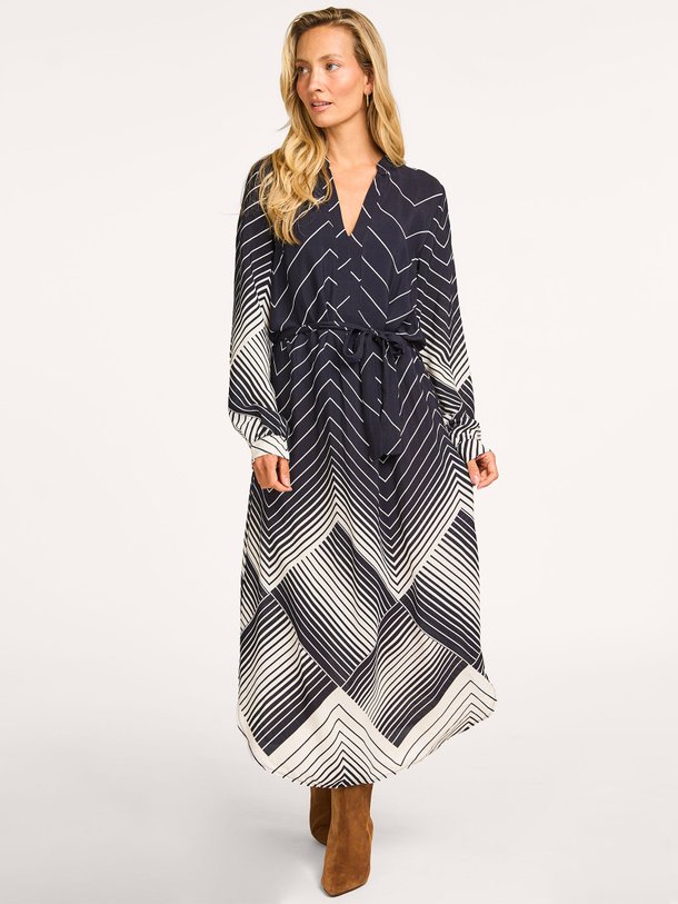 Ontdek de Elion eco vero viscose maxi jurk van La Fee Maraboutee in de kleur zwart bij Orangebag. Op werkdagen voor 21:45 besteld, morgen in huis.