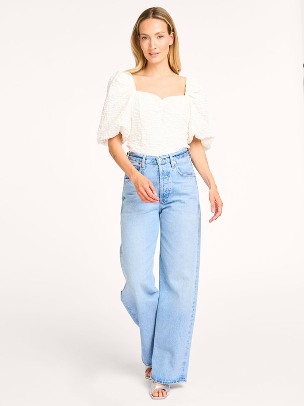 Ontdek de Dazzy geweven top met structuur van Haute L'Amitié in de kleur off-white bij Orangebag. Op werkdagen voor 21:45 besteld, morgen in huis.