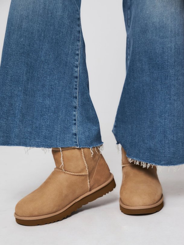 Ugg Classic Mini Ii - Suède Enkellaarzen - Zand Ontdek de Classic Mini II suède enkellaarzen van Ugg in de kleur zand bij Orangebag. Op werkdagen voor 21:45 besteld, morgen in huis.