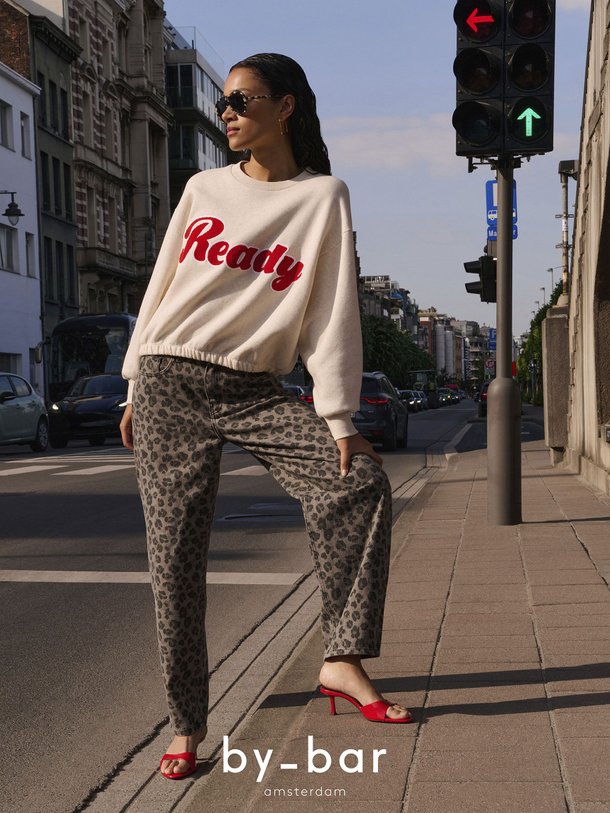 Ontdek de Bodil katoenmix gemêleerde sweater van By-Bar in de kleur crème bij Orangebag. Op werkdagen voor 21:45 besteld, morgen in huis.