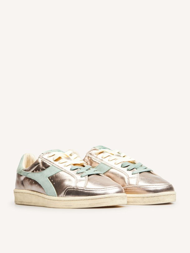 Ontdek de Prestige Metal Used lederen metallic sneakers van Diadora in de kleur brons bij Orangebag. Op werkdagen voor 21:45 besteld, morgen in huis.