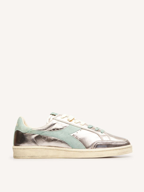 Ontdek de Prestige Metal Used lederen metallic sneakers van Diadora in de kleur brons bij Orangebag. Op werkdagen voor 21:45 besteld, morgen in huis.
