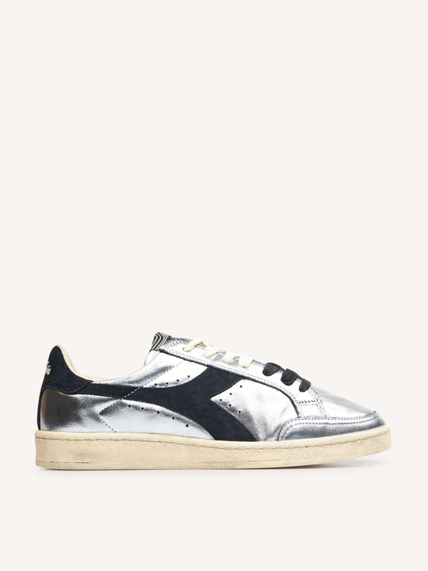 Ontdek de Prestige Metal Used lederen metallic sneakers van Diadora in de kleur zilverkleur bij Orangebag. Op werkdagen voor 21:45 besteld, morgen in huis.