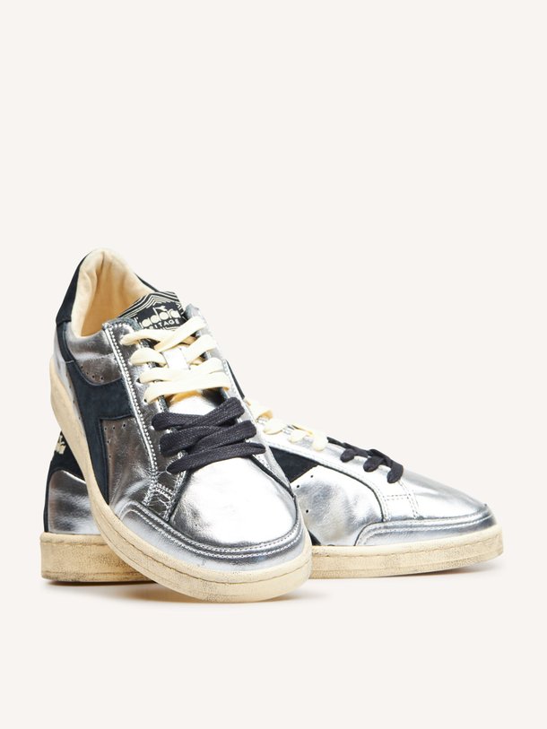 Ontdek de Prestige Metal Used lederen metallic sneakers van Diadora in de kleur zilverkleur bij Orangebag. Op werkdagen voor 21:45 besteld, morgen in huis.