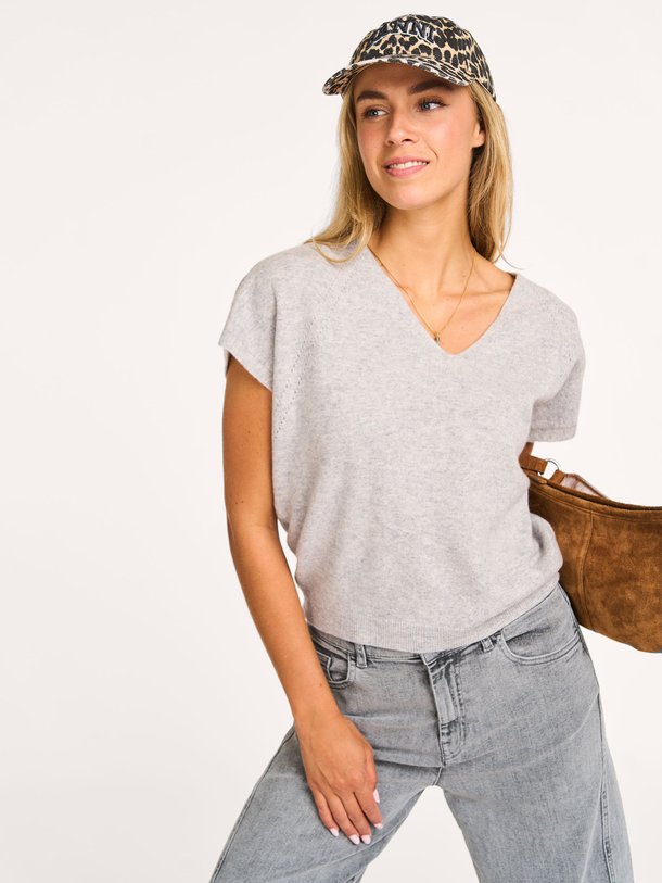 Ontdek de Sil merino wollen gemêleerde top van By-Bar in de kleur grijs bij Orangebag. Op werkdagen voor 21:45 besteld, morgen in huis.