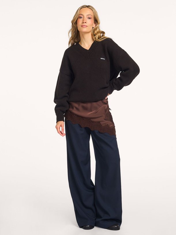 Ontdek de Naomi geweven top met kant van Haute L'Amitié in de kleur donkerbruin bij Orangebag. Op werkdagen voor 21:45 besteld, morgen in huis.