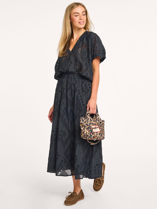 Ontdek de Joti viscosemix maxi rok met borduursel van By-Bar in de kleur donkerblauw bij Orangebag. Op werkdagen voor 21:45 besteld, morgen in huis.