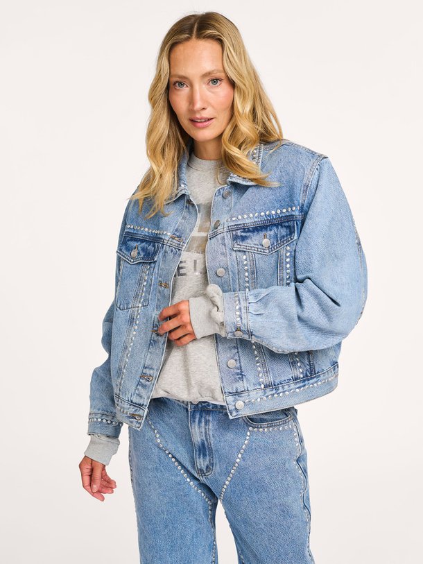 Ontdek de Denim jack met studs van Alix The Label in de kleur blauw bij Orangebag. Op werkdagen voor 21:45 besteld, morgen in huis.