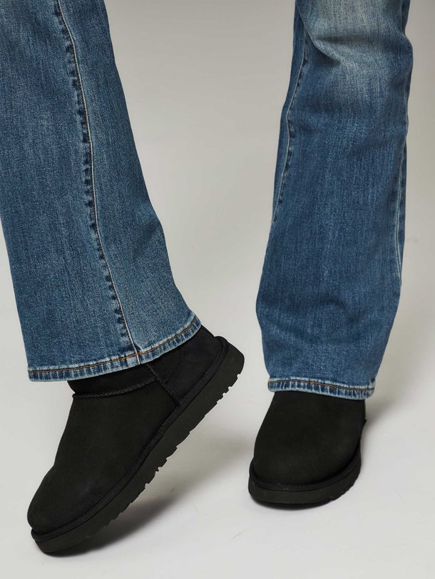 Ontdek de Classic ultra mini enkellaarzen van Ugg in de kleur zwart bij Orangebag. Op werkdagen voor 21:45 besteld, morgen in huis.