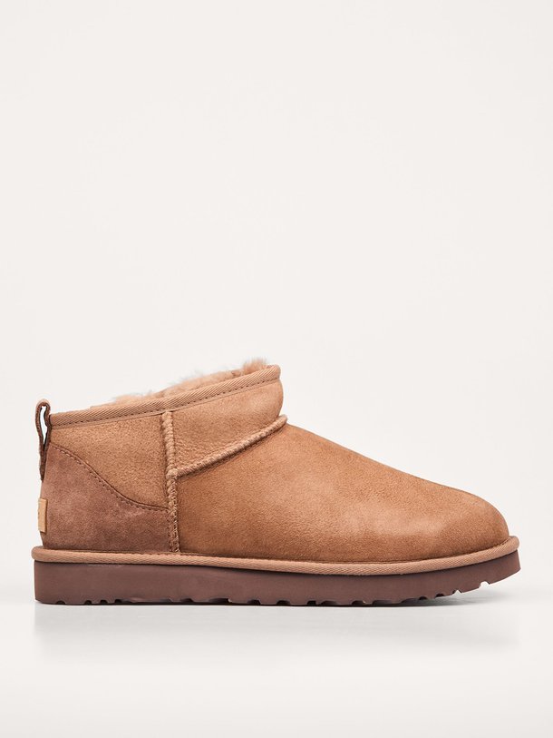 Ontdek de Classic ultra mini enkellaarzen van Ugg in de kleur taupe bij Orangebag. Op werkdagen voor 21:45 besteld, morgen in huis.