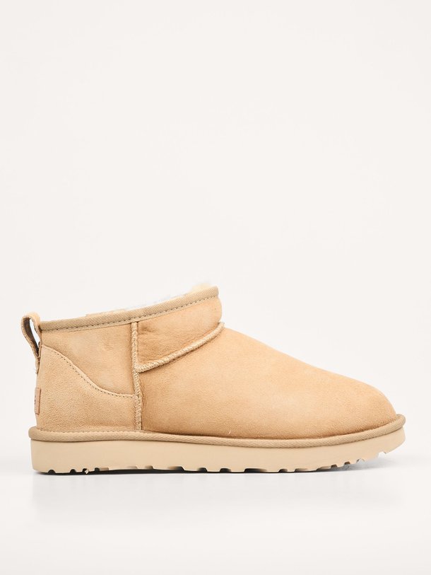 Ontdek de Classic ultra mini enkellaarzen van Ugg in de kleur zand bij Orangebag. Op werkdagen voor 21:45 besteld, morgen in huis.