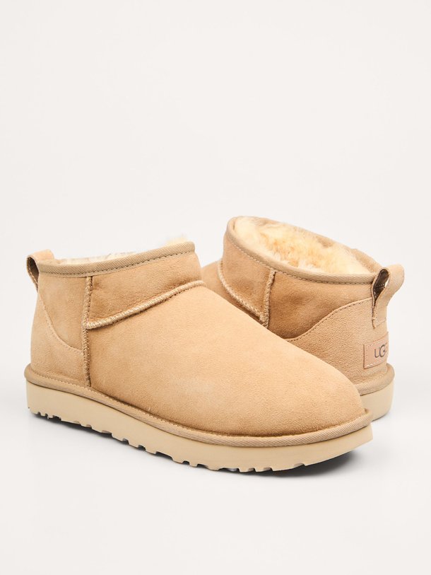 Ontdek de Classic ultra mini enkellaarzen van Ugg in de kleur zand bij Orangebag. Op werkdagen voor 21:45 besteld, morgen in huis.