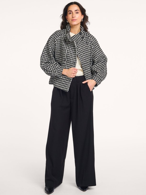 Ontdek de Ondina wolmix pied de poule jack van Freebird in de kleur zwart bij Orangebag. Op werkdagen voor 21:45 besteld, morgen in huis.