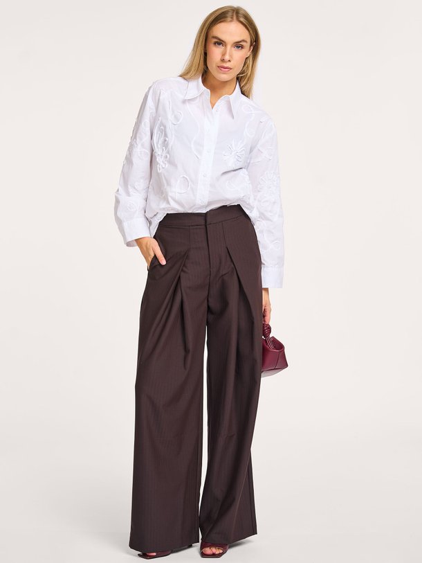 Ontdek de Zella katoenmix broek van Co'Couture in de kleur donkerbruin bij Orangebag. Op werkdagen voor 21:45 besteld, morgen in huis.