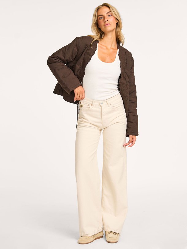 Ontdek de Lindsay mid waist wide leg jeans van Lois in de kleur ecru bij Orangebag. Op werkdagen voor 21:45 besteld, morgen in huis.