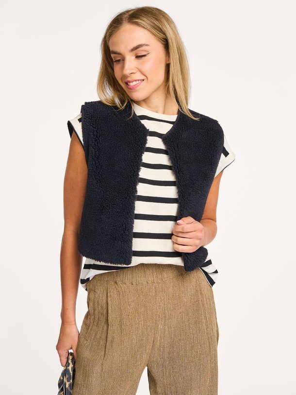 Ontdek de Wolly geweven teddy gilet van By-Bar in de kleur donkerblauw bij Orangebag. Op werkdagen voor 21:45 besteld, morgen in huis.