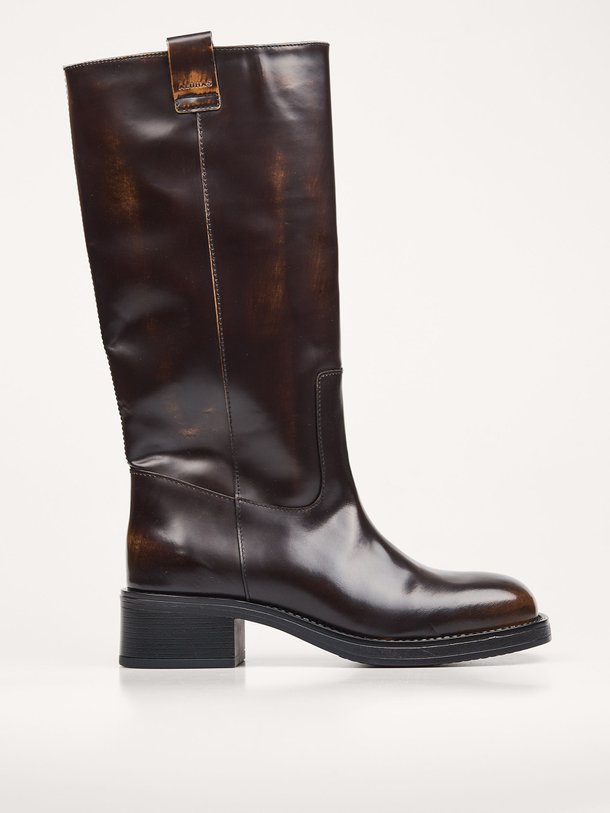 Ontdek de Sajan lederen hoge laarzen van Alohas in de kleur bruin bij Orangebag. Op werkdagen voor 21:45 besteld, morgen in huis.