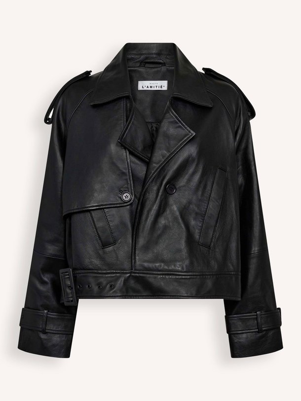 Ontdek de Lederen cropped trench jack van Haute L'Amitié in de kleur zwart bij Orangebag. Op werkdagen voor 21:45 besteld, morgen in huis.