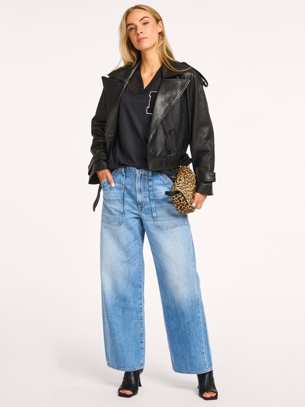 Ontdek de Lederen cropped trench jack van Haute L'Amitié in de kleur zwart bij Orangebag. Op werkdagen voor 21:45 besteld, morgen in huis.