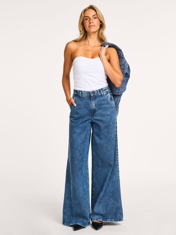 Ontdek de New Marlene mid waist wide leg jeans van Lois in de kleur donkerblauw bij Orangebag. Op werkdagen voor 21:45 besteld, morgen in huis.