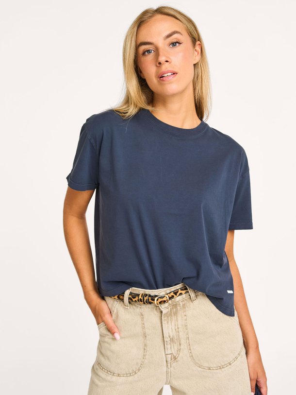 Ontdek de Felio katoenen T-shirt van Bellerose in de kleur donkerblauw bij Orangebag. Op werkdagen voor 21:45 besteld, morgen in huis.